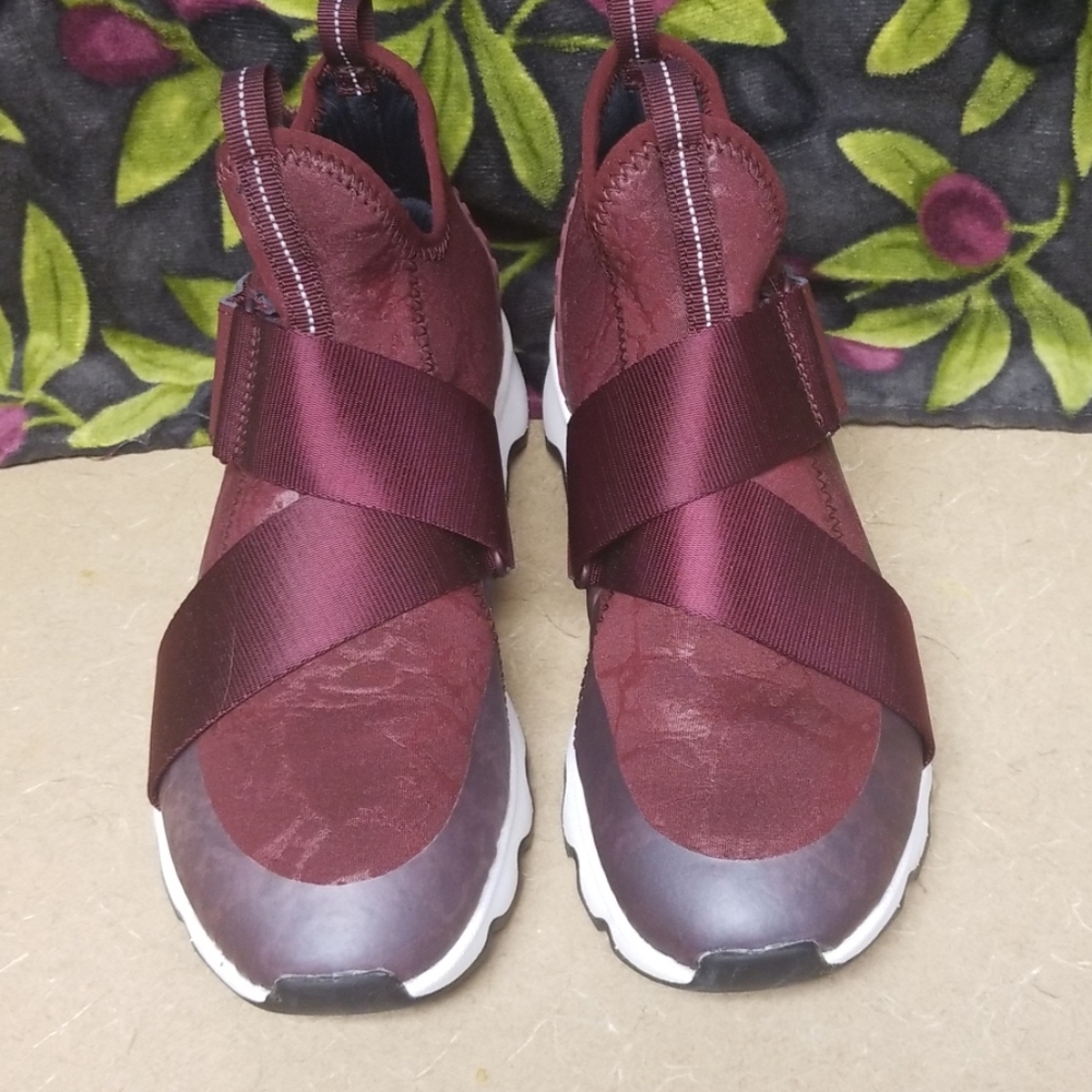 NWOB Sorel Kinetic Sneakers-Maroon, sz 8/8.5M